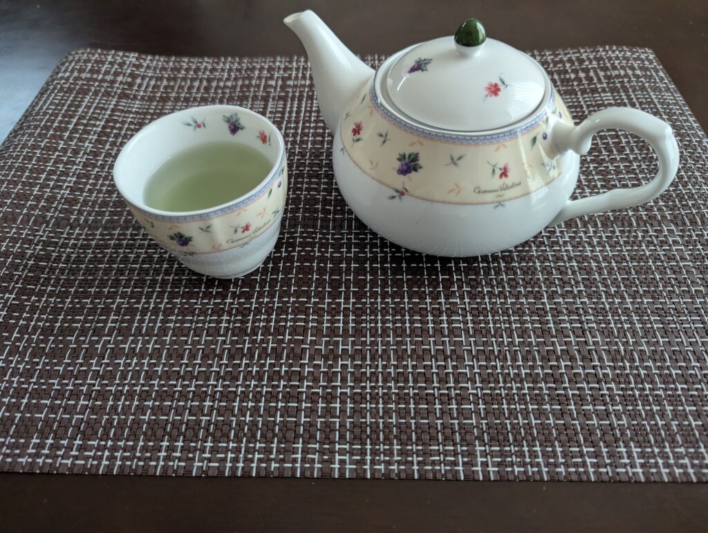 お気に入りのティーポットでお気に入りのカップに淹れたハーブティー