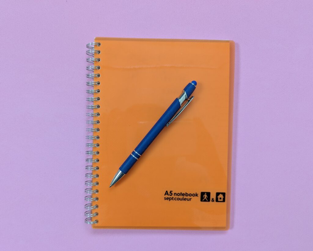 「タモキシフェンの副作用対策で使っていたジャーナリングノートの表紙とボールペン」